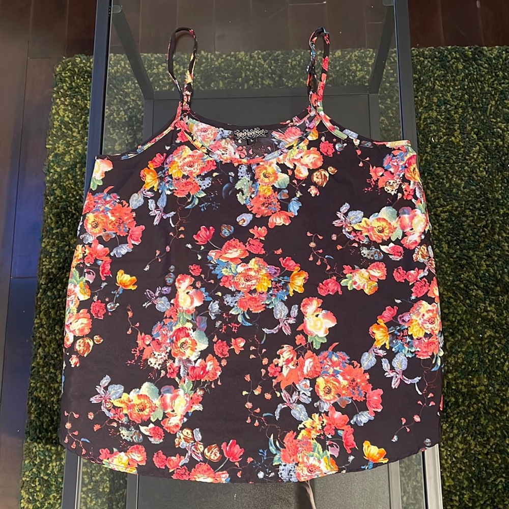 Qed London floral top. Very light and perfect for summer time. Size US L